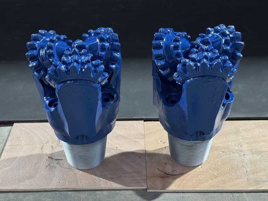 17 1/2 pouces bouton IADC737 acier forgé Tricone Forgeur Bit Pour le forage pétrolier